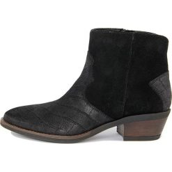 Skórzane botki w kolorze czarnym. Czarne botki damskie Bluetag, Gusto, ze skóry, bez obcasa, bez zapięcia. W wyprzedaży za 276,95 zł.