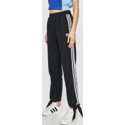 Adidas Originals - Spodnie. Czarne spodnie damskie adidas Originals, bez wzorów, z bawełny, casualowe. W wyprzedaży za 259,90 zł.