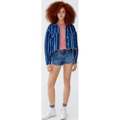 Jeansowe spodenki ze średnim stanem. Szare szorty jeansowe damskie marki Pull&Bear. Za 69,90 zł.