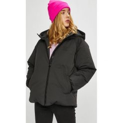 Adidas Originals - Kurtka puchowa. Czarne kurtki damskie adidas Originals, bez wzorów, z poliesteru, krótkie. W wyprzedaży za 599,90 zł.