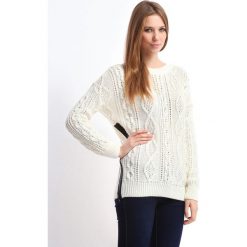SWETER DŁUGI RĘKAW DAMSKI Z ZAMKIEM LUŹNY. Białe swetry oversize damskie marki Top Secret, z aplikacjami, ze splotem, klasyczne. W wyprzedaży za 59,99 zł.