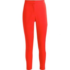 Chinosy damskie: Missguided TAILORED CIGARETTE PANTS Spodnie materiałowe red