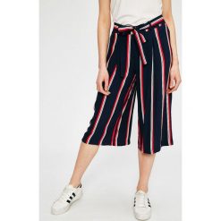 Answear - Spodnie Stripes Vibes. Spodnie damskie ANSWEAR, s, w paski, z wiskozy, casualowe. W wyprzedaży za 39,90 zł.