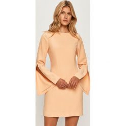 Marciano Guess - Sukienka. Sukienki damskie MARCIANO GUESS, na co dzień, z aplikacjami, z poliesteru, z okrągłym kołnierzem, z długim rękawem, długie, mini, proste. W wyprzedaży za 739,90 zł.