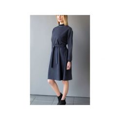 Sukienka CHARMING DRESS DEEP NAVY. Niebieskie sukienki damskie TRUE COLOR by Ann, na co dzień, xs, bez wzorów, eleganckie, z klasycznym kołnierzykiem, z długim rękawem, długie, mini, trapezowe. Za 490,00 zł.
