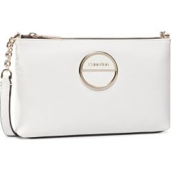 Torebka CALVIN KLEIN - Hoop Ew Crossbody K60K606313 YAD. Białe listonoszki damskie Calvin Klein, bez wzorów, ze skóry ekologicznej, na ramię, bez dodatków. Za 399,00 zł.