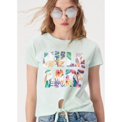 Wiązany t-shirt z tropikalnym nadrukiem - Turkusowy. T-shirty damskie Sinsay. W wyprzedaży za 7,99 zł.