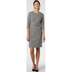 Apriori - Sukienka damska, czarny. Czarne sukienki damskie Apriori, do pracy, w paski, z żakardem, eleganckie, bez kołnierzyka, bez rękawów. Za 449,95 zł.