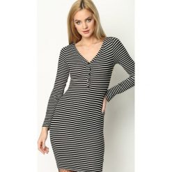 Czarno-Biała Sukienka Pop Status. Sukienki małe czarne marki bonprix, z nadrukiem, z bawełny, z dekoltem w serek, dopasowane. Za 44,99 zł.