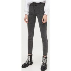 Jegginsy z zamkiem - Szary. Szare jeansy damskie Cropp, bez wzorów, z jeansu. Za 79,99 zł.