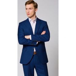 Garnitur Navy w Kratę Darwin. Niebieskie garnitury męskie LANCERTO, bez wzorów, z bawełny. W wyprzedaży za 999,90 zł.