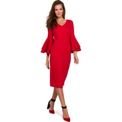 Sukienka z falbanami przy rękawach - czerwona. Czerwone sukienki damskie Moe, na imprezę, s, bez wzorów, z elastanu, eleganckie, z podwójnym kołnierzykiem, bez rękawów, dopasowane. Za 199,00 zł.