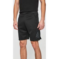 Reebok - Szorty. Czarne spodenki sportowe męskie Reebok, m, z nadrukiem, z poliesteru, sportowe. W wyprzedaży za 129,90 zł.
