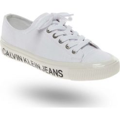 TRAMPKI DESTINEE Calvin Klein Jeans. Białe trampki i tenisówki damskie Calvin Klein Jeans, z nadrukiem, z jeansu, na sznurówki. Za 437,40 zł.