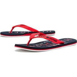 TOMMY HILFIGER NAUTICAL PRINT BEACH SANDAL > FM0FM02699-XLG. Klapki męskie TOMMY HILFIGER, w paski, z gumy. W wyprzedaży za 99,99 zł.