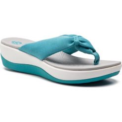 Japonki CLARKS - Arla Glison 261421894 Aqua Synthetic. Niebieskie klapki damskie Clarks, bez wzorów, z tworzywa sztucznego, bez obcasa, na obcasie. W wyprzedaży za 179,00 zł.