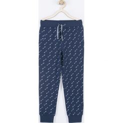 Coccodrillo - Spodnie dziecięce 92-122 cm. Niebieskie spodnie chłopięce COCCODRILLO, bez wzorów, z dzianiny, sportowe. Za 55,90 zł.
