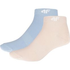 Skarpetki damskie (2 pary) SOD005 - jasny róż+jasny niebieski. Różowe skarpetki damskie marki 4f, bez wzorów, z elastanu. Za 24,99 zł.