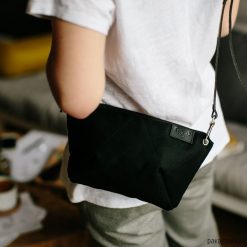 Torebka BEE BLACK. Czarne torebki klasyczne damskie Pakamera, w geometryczne wzory, ze skóry, małe. Za 160,00 zł.