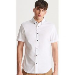 Gładka koszula regular fit - Biały. Białe koszule męskie Reserved, s, bez wzorów, bez kołnierzyka, bez rękawów. Za 89,99 zł.