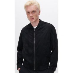 Kurtka bomber z imitacji zamszu -. Kurtki męskie Reserved, s, bez wzorów, bez kaptura. Za 199,99 zł.