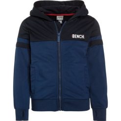 Bench COLOUR BLOCK Kurtka sportowa dark navy blue. Niebieskie kurtki sportowe męskie Bench, z poliesteru. W wyprzedaży za 156,75 zł.