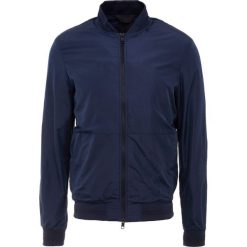J.LINDEBERG THOM GRAVITY Kurtka Bomber navy. Niebieskie kurtki męskie marki J.LINDEBERG, xxl, bez wzorów, z poliesteru, bez kaptura. Za 919,00 zł.