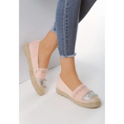 Różowe Espadryle Siblinghood. Różowe espadryle damskie Born2be, z aplikacjami, bez obcasa, na płaskiej podeszwie. Za 89,99 zł.