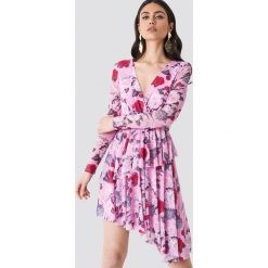 NA-KD Siateczkowa sukienka z falbaną - Pink,Multicolor. Różowe sukienki damskie NA-KD, bez wzorów, bez kołnierzyka, z długim rękawem, długie, maxi, kopertowe. W wyprzedaży za 101,47 zł.