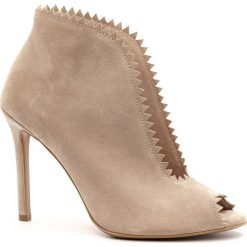 Pudrowo różowe zamszowe botki open toe 103M. Różowe botki damskie Neścior, na lato, z zamszu, eleganckie, z otwartym noskiem, bez obcasa, bez zapięcia. W wyprzedaży za 279,00 zł.