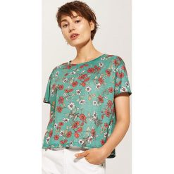 T-shirty damskie: T-shirt w kwiaty – Zielony