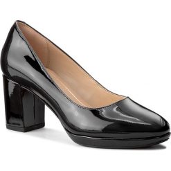 Półbuty CLARKS - Kelda Hope 261267234 Black Patent. Czarne półbuty damskie Clarks, bez wzorów, ze skóry, eleganckie, bez obcasa, na obcasie, bez zapięcia. W wyprzedaży za 189,00 zł.