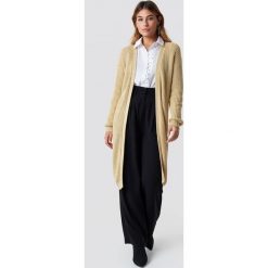 NA-KD Sweter z obniżonymi ramionami - Beige. Brązowe swetry klasyczne damskie NA-KD, ze splotem. Za 202,95 zł.