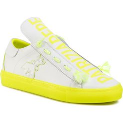 Sneakersy Patrizia Pepe 2V8869/A5K9-FA07. Białe półbuty damskie Patrizia Pepe, bez wzorów, bez obcasa, bez zapięcia. W wyprzedaży za 589,00 zł.