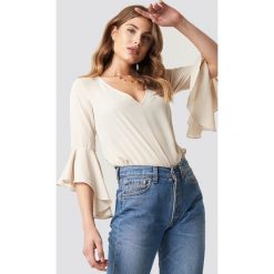 NA-KD Boho Bluzka z dekoltem V - Beige. Brązowe bluzki damskie marki NA-KD Boho, bez wzorów, boho, z falbankami, bez rękawów. Za 121,95 zł.