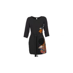 Sukienki krótkie Desigual MERJO. Czarne sukienki damskie Desigual, bez wzorów, bez kołnierzyka, z krótkim rękawem, krótkie, mini. Za 351,20 zł.