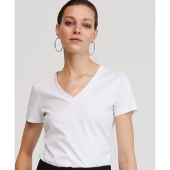 T-shirt z dekoltem V - Biały. Białe t-shirty damskie Reserved, s, bez wzorów, bez kołnierzyka. Za 59,99 zł.