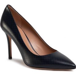 Szpilki BOSS - Eddie Pump 90-Hbco 50429766 10226143 01 Dark Blue 401. Niebieskie półbuty damskie Boss, bez wzorów, ze skóry, bez obcasa, na obcasie, bez zapięcia. W wyprzedaży za 969,00 zł.