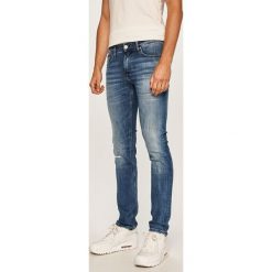 Tommy Jeans - Jeansy Scanton. Niebieskie jeansy męskie Tommy Jeans, z aplikacjami. Za 499,90 zł.