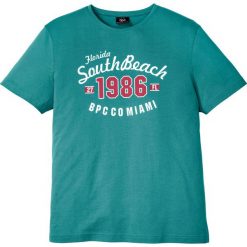 T-shirt z nadrukiem bonprix matowy turkusowy z nadrukiem. Zielone koszulki męskie bonprix, xl, z nadrukiem, z okrągłym kołnierzem, bez rękawów. Za 34,99 zł.