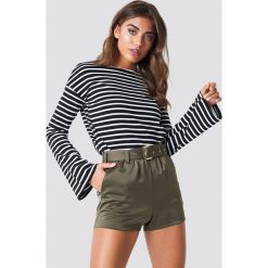 NA-KD Top w paski - Multicolor. Szare paski damskie NA-KD, w paski, bez kołnierzyka. Za 121,95 zł.