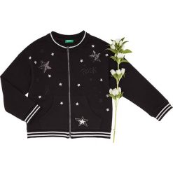 Bluza w kolorze granatowym. Niebieskie bluzy niemowlęce Benetton Kids, z aplikacjami, bez rękawów, bez kaptura. W wyprzedaży za 75,95 zł.