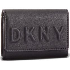 Portfele damskie: Mały Portfel Damski DKNY - Flap Card Casetilly Debossed Logo R82ZV503 Blk/Gold BGD