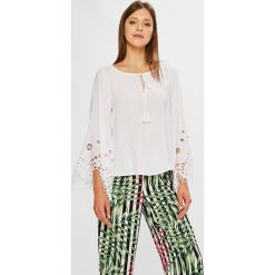 Guess Jeans - Bluzka. Szare bluzki nietoperze marki Guess Jeans, l, z aplikacjami, z jeansu, casualowe, z okrągłym kołnierzem. W wyprzedaży za 399,90 zł.
