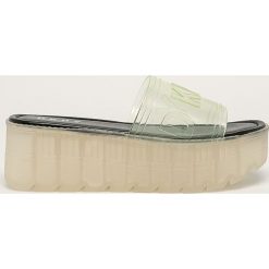 Dkny - Klapki. Czarne klapki damskie DKNY, bez wzorów, z materiału, bez obcasa, na obcasie. W wyprzedaży za 299,90 zł.