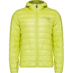 Kurtka EA7 EMPORIO ARMANI. Żółte płaszcze męskie EA7 Emporio Armani, z nadrukiem, krótkie, z kapturem. W wyprzedaży za 563,00 zł.