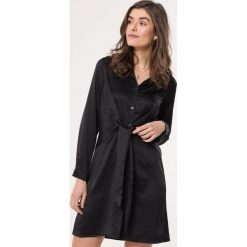 Czarna, połyskująca sukienka mini. Czarne sukienki damskie Born2be, na zimę, s, bez wzorów, eleganckie, z dekoltem w serek, z długim rękawem, długie, mini, koszulowe. Za 99,99 zł.