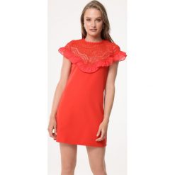 Czerwona Sukienka Betrust. Czerwone sukienki damskie Born2be, m, z aplikacjami, z koronki, z okrągłym kołnierzem, bez rękawów, mini, dopasowane. Za 119,99 zł.
