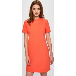 Calvin Klein Jeans - Sukienka. Czarne sukienki damskie Calvin Klein Jeans, na co dzień, s, bez wzorów, z bawełny, casualowe, z okrągłym kołnierzem, z krótkim rękawem, krótkie, mini, proste. W wyprzedaży za 219,90 zł.