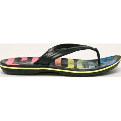 Crocs - Japonki. Czarne kapcie męskie Crocs, bez wzorów, z gumy. W wyprzedaży za 89,90 zł.